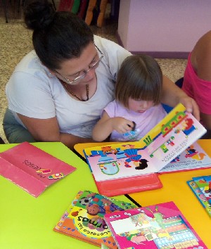 Niña disfrutando de la lectura en la Biblioteca Pública de Palmares